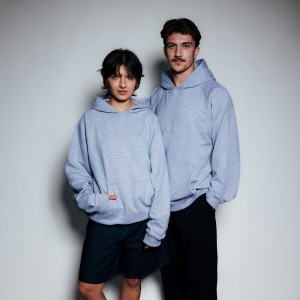 BLUZA Z KAPTUREM SZARA LOGO TŁOCZONE