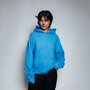 BLUZA Z KAPTUREM NIEBIESKA LOGO TŁOCZONE