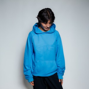 BLUZA Z KAPTUREM NIEBIESKA LOGO TŁOCZONE