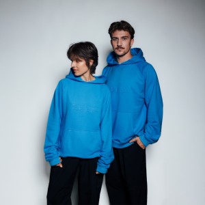 BLUZA Z KAPTUREM NIEBIESKA LOGO TŁOCZONE