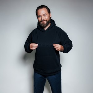 BLUZA Z KAPTUREM CZARNA LOGO TŁOCZONE