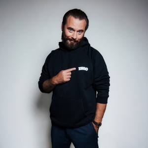 BLUZA Z KAPTUREM CZARNA LOGO PLUSZOWE