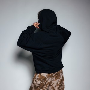 BLUZA Z KAPTUREM CZARNA LOGO PLUSZOWE