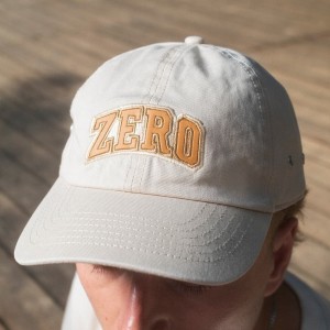 CZAPKA Z DASZKIEM KREMOWA ZERO CAMPUS
