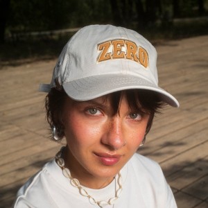 CZAPKA Z DASZKIEM KREMOWA ZERO CAMPUS