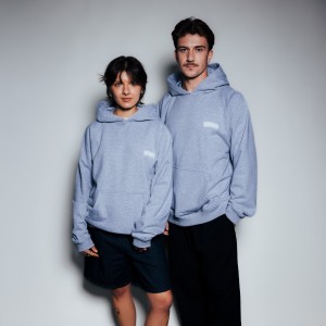 BLUZA Z KAPTUREM SZARA LOGO PLUSZOWE