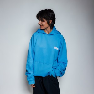 BLUZA Z KAPTUREM NIEBIESKA LOGO PLUSZOWE