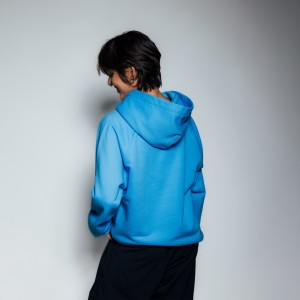 BLUZA Z KAPTUREM NIEBIESKA LOGO PLUSZOWE