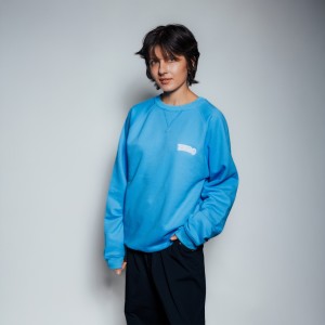 BLUZA NIEBIESKA LOGO PLUSZOWE