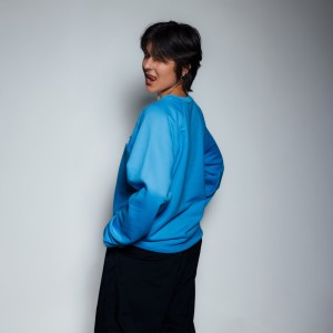 BLUZA NIEBIESKA LOGO PLUSZOWE