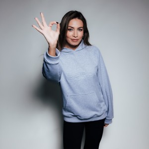 BLUZA Z KAPTUREM SZARA LOGO TŁOCZONE
