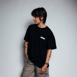 T-SHIRT CZARNY LOGO PLUSZOWE