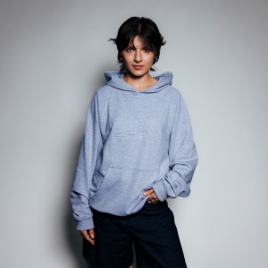 BLUZA Z KAPTUREM SZARA LOGO TŁOCZONE