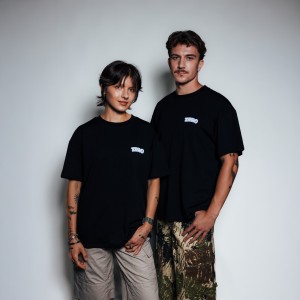 T-SHIRT CZARNY LOGO PLUSZOWE