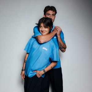 T-SHIRT NIEBIESKA LOGO PLUSZOWE