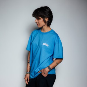T-SHIRT NIEBIESKA LOGO PLUSZOWE